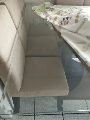 Vende se mesa de jantar com 8 cadeiras tampa de vidro,em perfeitas condições 