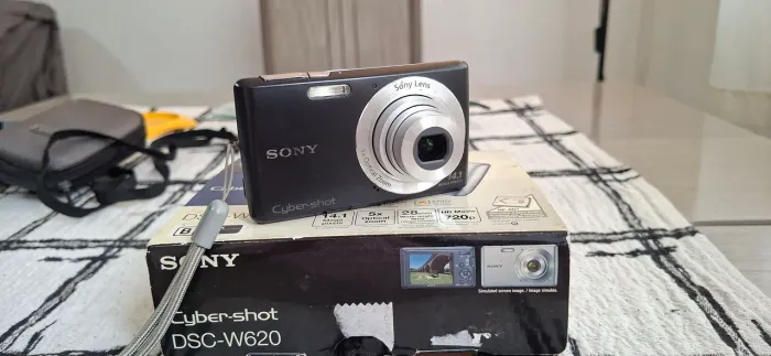 Vendo câmera digital Sony CyberShot DSC W620 preta
