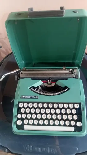 MAQUINA DE ESCREVER OLIVETTI LETTERA 82