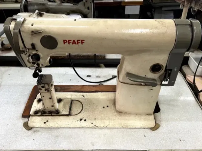Máquina de Costura Industrial de Coluna PFAFF + Mesa e Motor