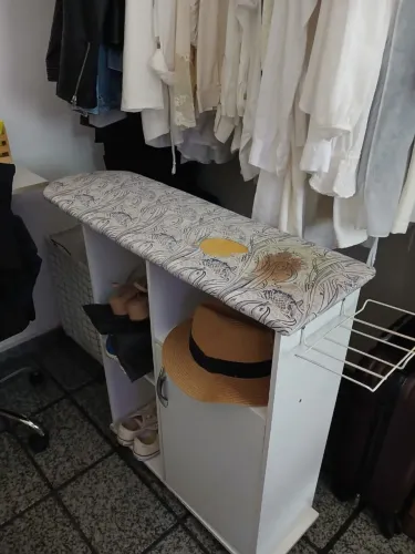 Móvel branco com tábua de passar