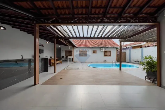 Moradia Espaçosa, Lazer e Localização Privilegiada: Casa com 5 Quartos e Piscina, Próximo 