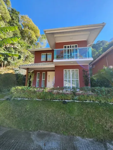 Casa em condomínio fechado com 3 quartos sendo 2 suítes Ararás Petrópolis RJ