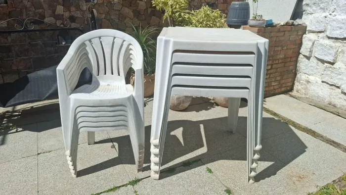 Mesas e cadeiras 