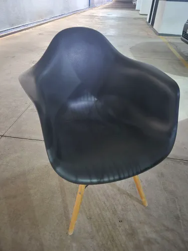 Cadeira Eames com braço. Preta.