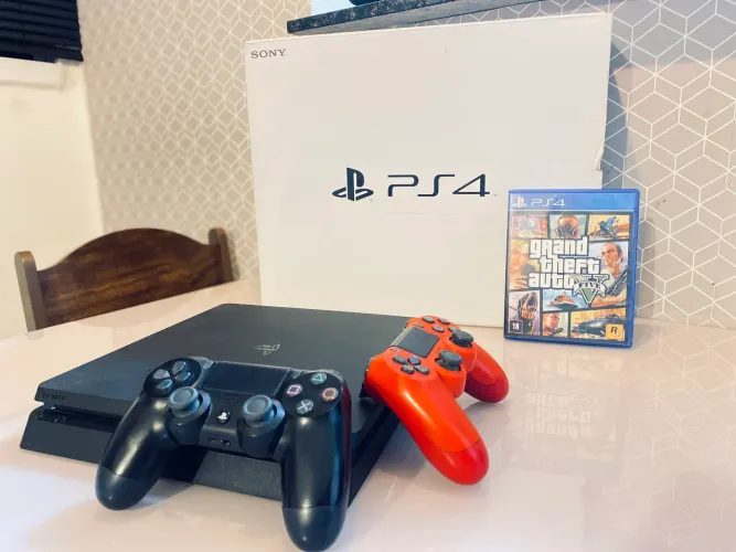 Playstation 4 slim 500gb + 2 controles.