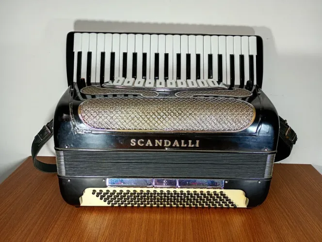 Acordeon universal italiana 4e5 de voz 11x3 registros 