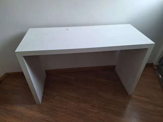 Mesa branca minimalista de MDF robusta | Ideal para estudo e organização
