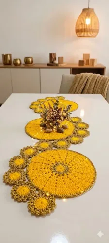 Trilho de Mesa Luxo em Crochê Novo (Pronta Entrega) - Com Brilho Dourado