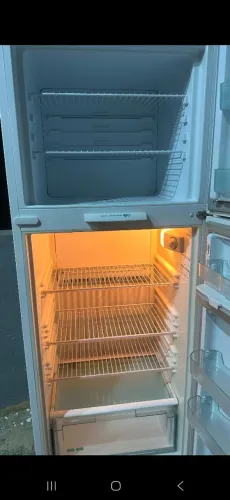 Geladeira Consul com dispensar de água na porta.