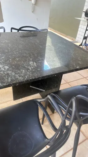 Mesa de granito com cadeiras