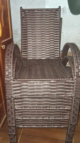 Vendo um conjunto novo de cadeiras e mesa de terraço chamar no zap *88