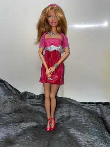 Boneca Barbie fashion Fever mattel articulada