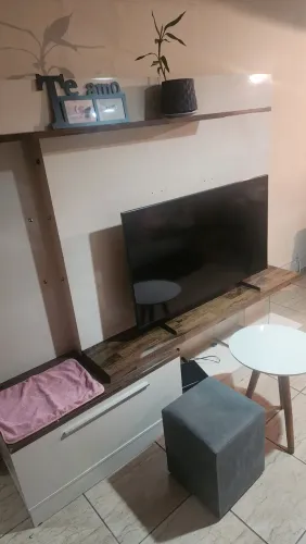 Painel Rack para TV + grátis puff e mesinha