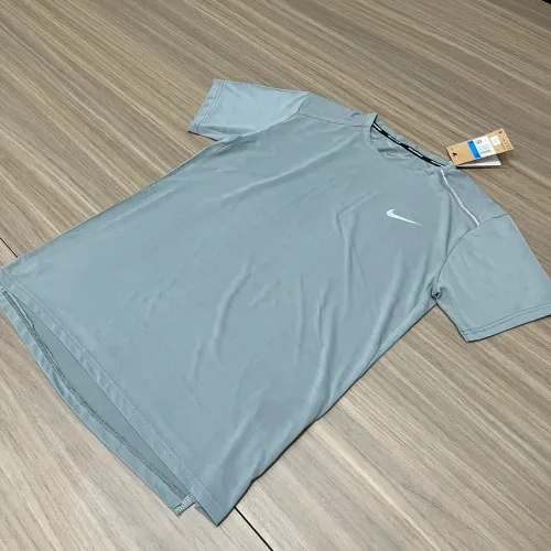 DUAS CAMISAS NIKE RUNNIG NOVAS