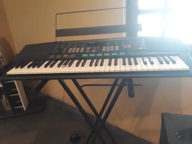 TECLADO YAMAHA + CAPA +  SUPORTE DE APOIO + CAIXA DE SOM