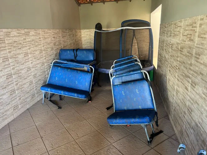 10 poltronas para micro ônibus , sendo 4 de 1 lugar, 6 de 2 lugares