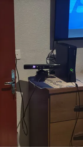 Xbox 360 com dois controles + kinect e jogos e vai com RGH de 128 gb
