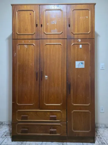 VENDO GUARDA-ROUPA DE MADEIRA - 6 PORTAS E 2 GAVETAS