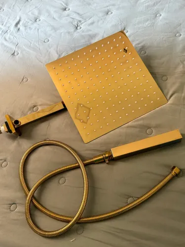 Chuveiro Dourado à Gás com desviador e Ducha