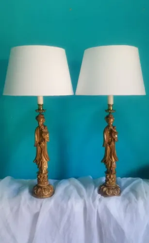 Antigo e imponente par de luminárias de mesa oriental em resina com patina dourada