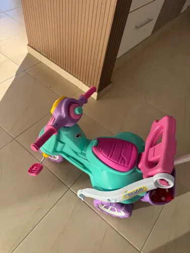 Triciclo bebe e criança menina