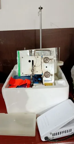 Máquina overloque Meg Maker 3 fios ( nunca usada )