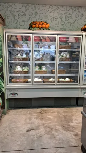 EXPOSITOR REFRIGERADO VERTICAL 3 PORTAS ? ELETROFRIO