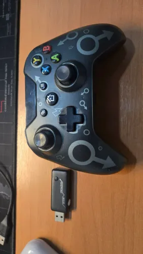 Controle Sem Fio 2.4G + Receptor USB | Xbox One / PC / PS3<br>R$ 120