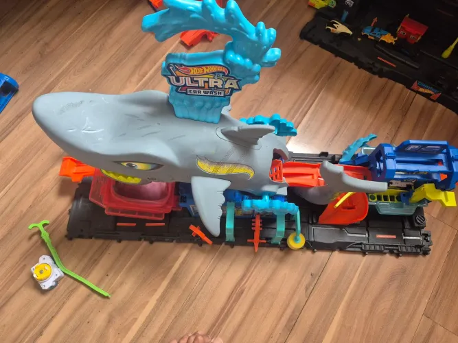 Pista hot wheels Mega tubarão 