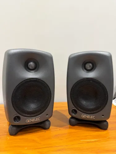 Par monitor de áudio Genelec 8020C