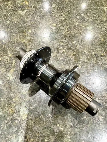 Cubo traseiro Shimano MT510