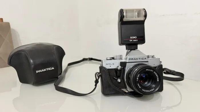 Câmera fotográfica antiga analógica SLR de 35mm Praktica MTL 3