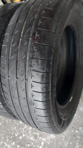 Um pneu 195-65-15 Dunlop