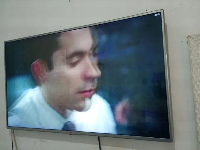 TV 48 POLEGADAS, NÃO E SMART, FUNCIONA COM O APARELHO TV BOX. MARCA LG.