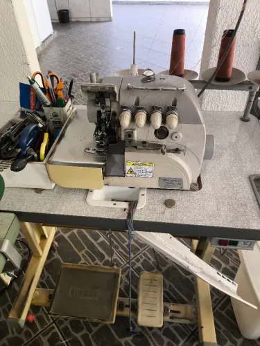 Máquina interloque Singer 