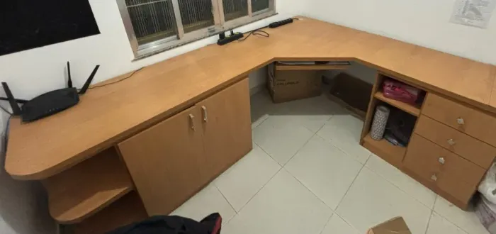 Mesa de estudos de madeira