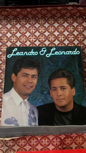 LP Leandro & Leonardo, lançado em 1990 pela Chantecler.