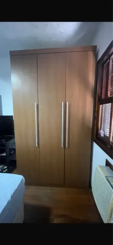 Guarda-roupa de Madeira/MDF - Bem Conservado - 3 Portas