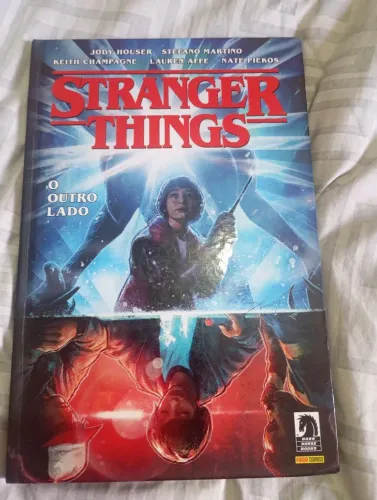 Livro capa dura Stranger Things o outro lado 