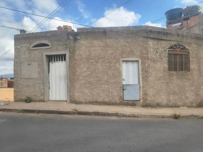 Barracão como uma loja e banheiros