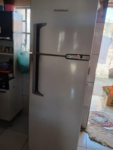 Vende se geladeira