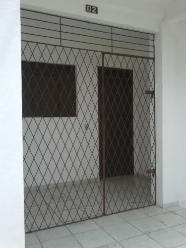 Aluga-se casa na Zona Norte em boa Localização.