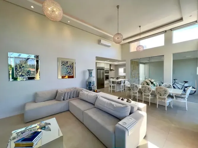 Casa térrea com piscina e deck, Mobiliada e Decorada. Pronta para uso