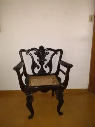 Conjunto com 2 poltronas antigas e um sofá em madeira nobre