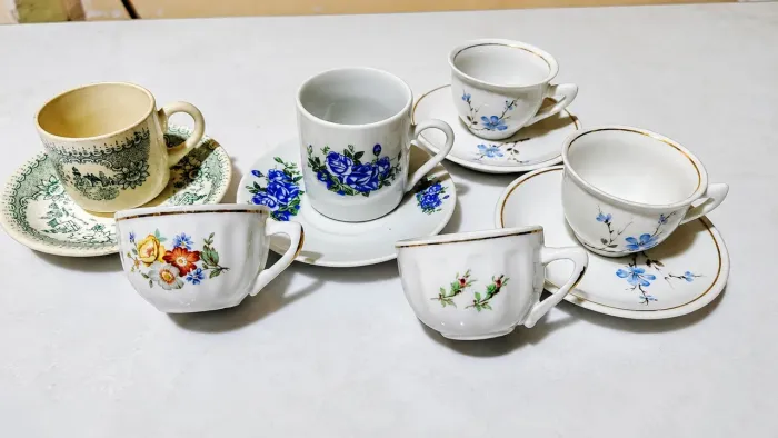 Jogo de Xícaras de Chá em Porcelana Vintage - 5 Xícaras com Pires