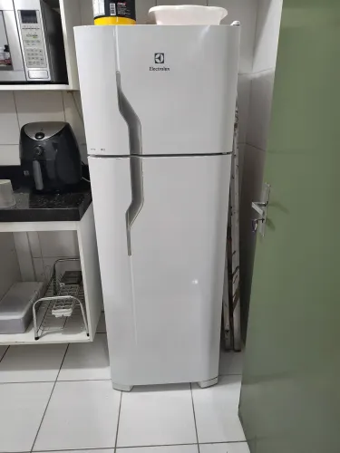 Geladeira Eletrolux ( DC35A) Com defeito.