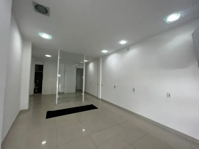 Lojas frente de rua 11 x 3 metros com blindex - Vila Valqueire