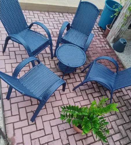 Vendo conjunto de cadeira e mesa de centro.
