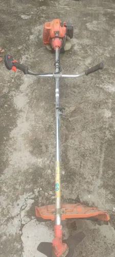 Vendo roçadeira NAKASAKI com defeito